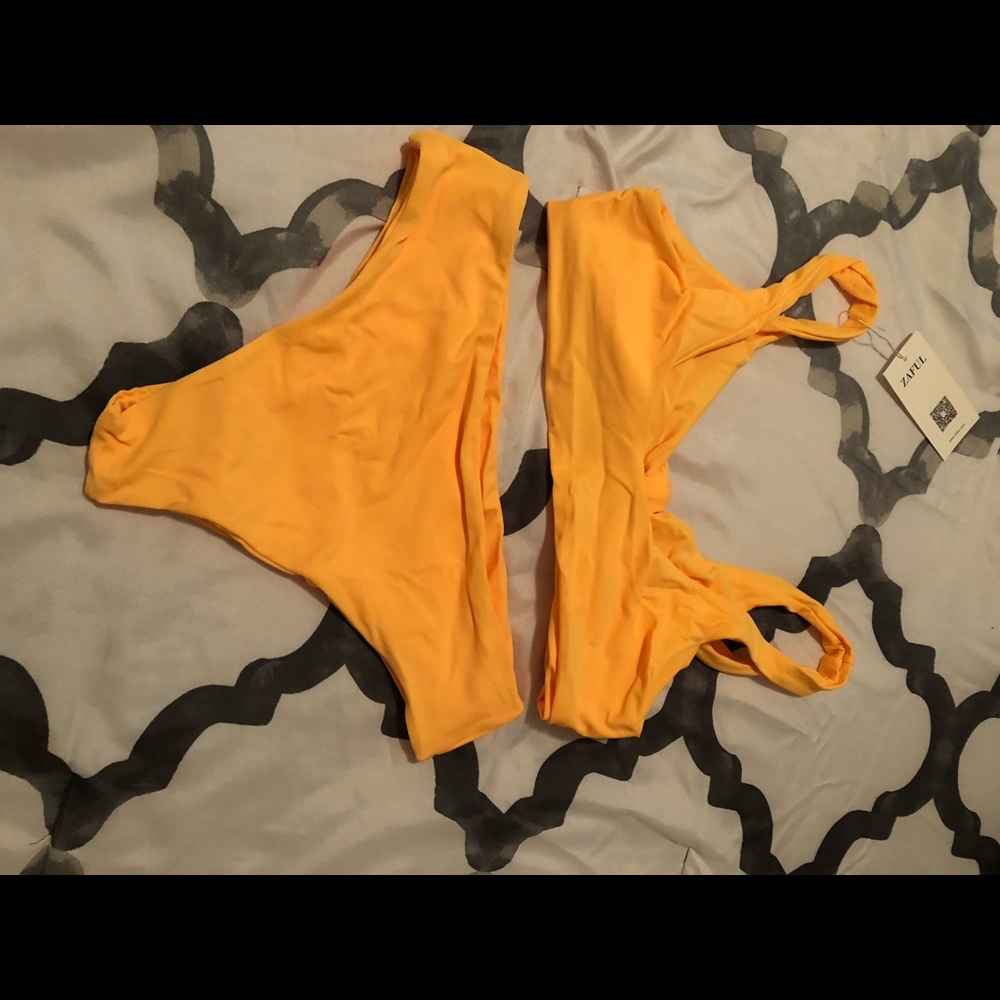 Yellow bikini - Picture 3 of 4